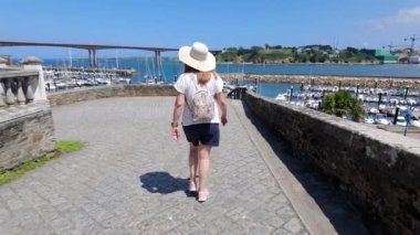 İspanya 'nın başkenti Galiçya' nın Ribadeo kıyı kasabasında gezinen turist kadın.