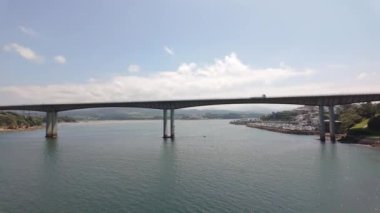 Galiçya 'nın kuzeyindeki Ribadeo halicinden geçen otoyolu olan köprü.