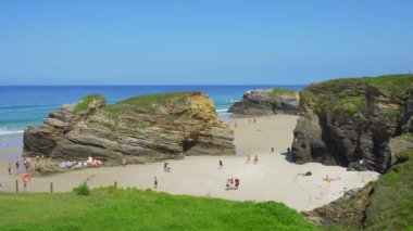 Ribadeo, Galiçya 'daki ünlü katedral plajı, bölgenin karakteristik kaya oluşumlarıyla, İspanya