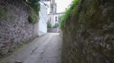 Mondendo kasabasında taştan kilisenin bulunduğu dar sokaklar, İspanya 'nın Camino de Santiago bölgesindeki hacıların geçidi..