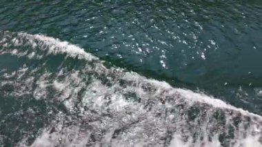 Su, Galiçya, İspanya 'da bir nehirde yüzen bir teknenin gövdesiyle yavaşça yer değiştirdi.