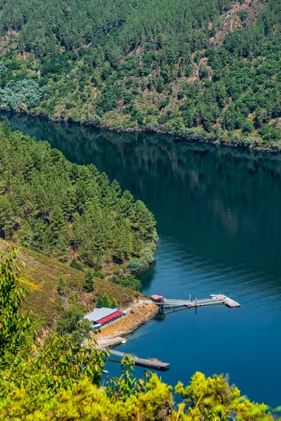 Kayalıklar, Ribeira Sacra, Galiçya arasında Sil Nehri Kanyonu 'nda tur atan turist botlu iskele.