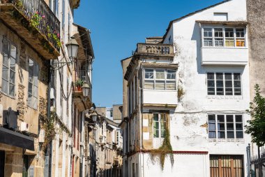 Lugo 'nun merkezindeki dar sokaklar Galiçya' daki antika eski binalarla dolu.