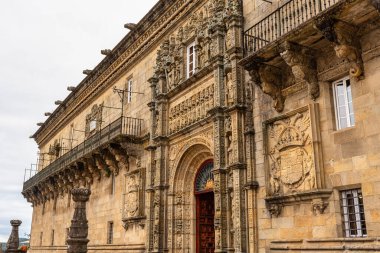 Plaza del Obradoiro, Santiago de Compostela 'da dini sembollerle süslenmiş ortaçağ binalarının etkileyici cepheleri..