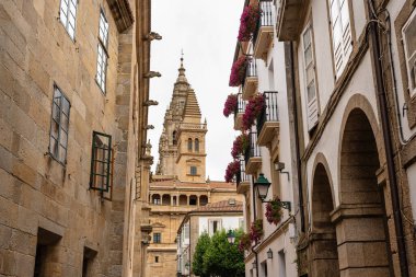 Galiçya 'nın Santiago de Compostela kentindeki ortaçağ binalarıyla dar sokaklar