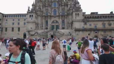 Santiago de Compostela, İspanya, 12 Ağustos 2024: Binlerce hacı Camino de Santiago 'yu yapmak için Plaza del Obradoiro' ya varır..