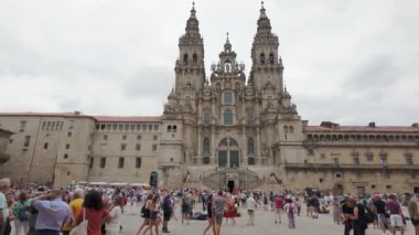 Santiago de Compostela, İspanya, 12 Ağustos 2024: Binlerce hacı Camino de Santiago 'yu yapmak için Plaza del Obradoiro' ya varır.