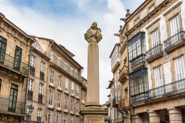 Galiçya 'nın Santiago de Compostela kentinin tarihi merkezinde bulunan Plaza de Cervantes.