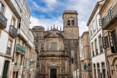 Galiçya 'nın Santiago de Compostela şehrinin tarihi merkezinde bir ortaçağ kilisesinin yanındaki eski binalar.