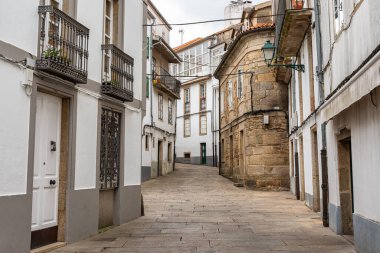 Galiçya 'nın Santiago de Compostela şehrinde eski evler ve kaldırımlarla dar sokaklar
