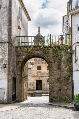 Santiago de Compostela, Galiçya 'nın orta çağ sokaklarında taş kemer.