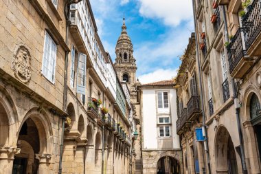 Galiçya 'nın Santiago de Compostela katedralini çevreleyen ortaçağ binalarında atari salonu