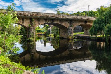 Galiçya 'nın güzel Allariz köyünden geçerken Arnoia Nehri' nin üzerinden geçen taş köprü.