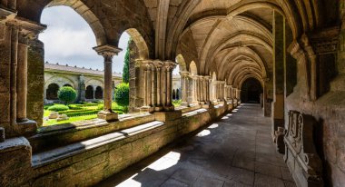 Santa Maria, Tui, Galiçya katedralinde taş kolonları ve kemerleri olan etkileyici bir manastır.