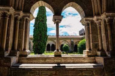 Tui Katedrali, Pontevedra Manastırı 'nın avlusuna giriş izni veren ortaçağ taş kemerleri.