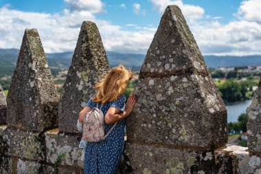 Turist kadın Santa Maria, Pontevedra katedralinden Tui manzarasını seyrediyor.