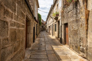 Galiçya 'nın Pontevedra kentindeki ortaçağ Tui kasabasının eski kaldırımlı sokakları