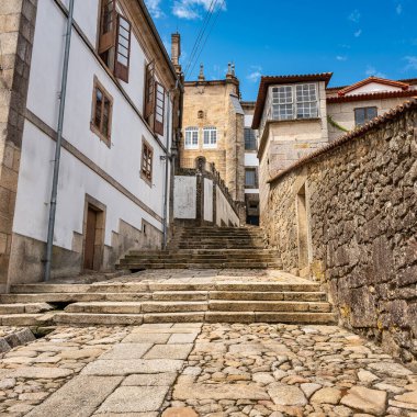 Dik taştan sokaklar ve eski binalar Tui, Pontevedra şehir merkezine erişim sağlıyor.