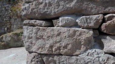 İspanya 'nın Galiçya kentinde Horreo adlı mahsulün tahılını depolamak için eski bir yapı.