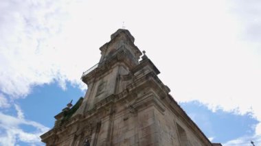 İspanya 'nın kuzeyindeki Allariz tatil köyündeki eski taş kilise.