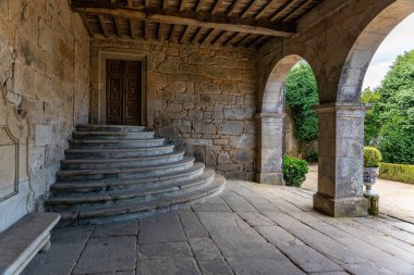 Galiçya 'daki Pazo de Oca evlerinde taş kemerler ve büyük taş bir merdiven.