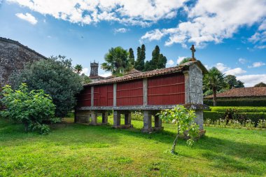 Horreo adındaki taş ve odun deposu geçmişte hasat için kullanıldı, Galiçya.