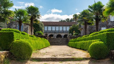 Pazo de Oca, Pontavedra bahçelerinde mükemmel manikürlü bitkilerle çevrili güzel sokaklar.