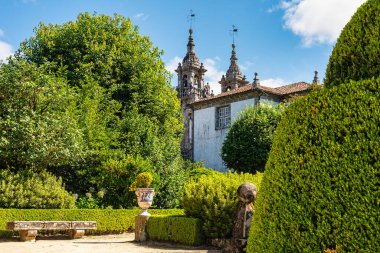Pazo de Oca 'nın sarayın bahçelerinden yükselen kuleleri, Galiçya
