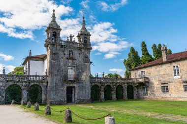 HOMESTEAD PAZO DE OCA, İSPAN - 16 HAZİRAN 2017: Bahçedeki göletin üzerindeki taş köprü.