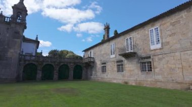 Pazo de Oca 'nın anıtsal kompleksi, kilise cephesi ve malikanesi, Galiçya, İspanya