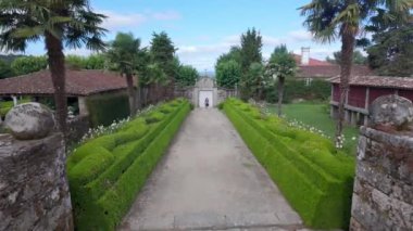 Galiçya 'daki Pazo de Oca' nın etkileyici bahçelerinde yürüyen turist kadın..