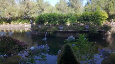 Galiçya, Pazo de Oca 'da renkli çiçeklerle süslü güzel bir gölet.