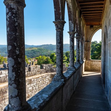 Galiçya 'daki Sotomayor Kalesi' nde ortaçağ tarzı taş atari salonu.