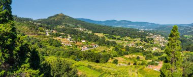 Sotomayor, Pontevedra, İspanya 'nın ortaçağ şatosunun çevresindeki güzel manzaralar.