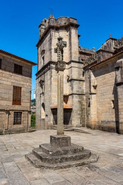 Santa Maria katedralinin yanında taş haçlı küçük bir meydan, Pontevedra