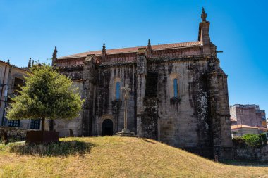 Santa Maria Ortaçağ Katedrali güneşli bir yaz gününde, Pontevedra, Galiçya