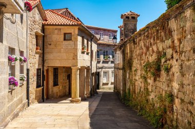 Pontevedra, Galiçya 'nın merkezinde antik taş sütunları olan dar sokaklar