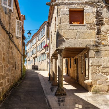 Pontevedra, Galiçya 'nın merkezinde antik taş sütunları olan dar sokaklar