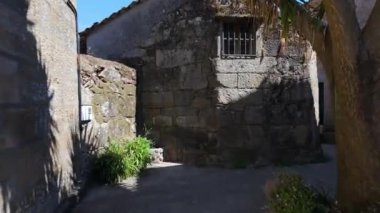 Galiçya 'nın Cambados şehrinde çok eski taş binalarla dolu dar sokaklar.