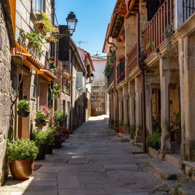 Combarro, Pontevedra 'daki tatil köyünde dar sokaklar ve taş sütunlar