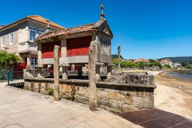 Hasatın tahılını depolamak için eski taş yapılar, Combarro 'da Horreo olarak adlandırılır.