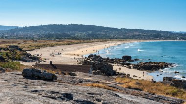 El Grove yarımadasındaki La Lanzada plajının panoramik manzarası, Pontevedra, Galiçya