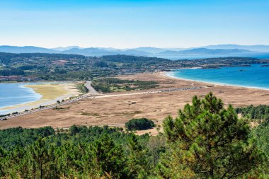 El Grove yarımadasındaki La Lanzada plajının panoramik manzarası, Pontevedra, Galiçya