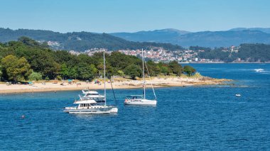 Eğlence tekneleri ve turistik plajları olan Pontevedra kıyıları, Galiçya