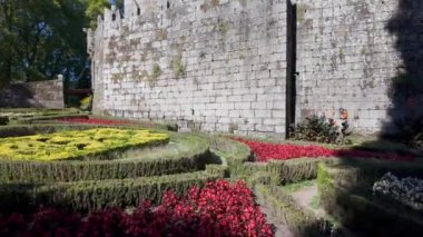 Sotomayor, Pontevedra kalesinin duvarlarının dibinde çiçek tarlalı bahçeler.