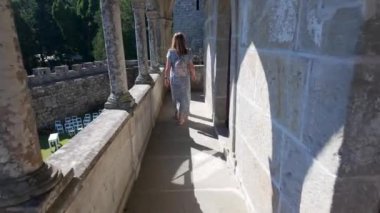 Sotomayor, Pontevedra, Galiçya 'nın ortaçağ şatosunda taş kemerler ve koridorlar