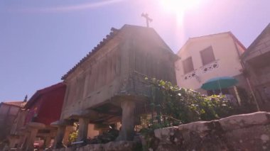 Horreos, Combarro, Galiçya adındaki hasatı depolamak için eski taş ve ahşap yapılar..