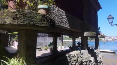 Horreos, Combarro, Galiçya adındaki hasatı depolamak için eski taş ve ahşap yapılar..