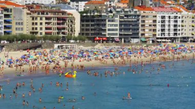 Güneşli bir yaz gününde Sanjenjo 'nun devasa plajının havadan görünüşü ve turistlerle dolu, Pontevedra, İspanya