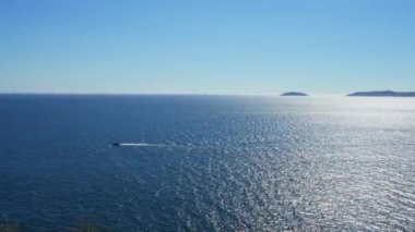 Ria de Pontevedra bir dağın tepesinden görüldü. Güneş denizin sularında parlıyordu, Galiçya..